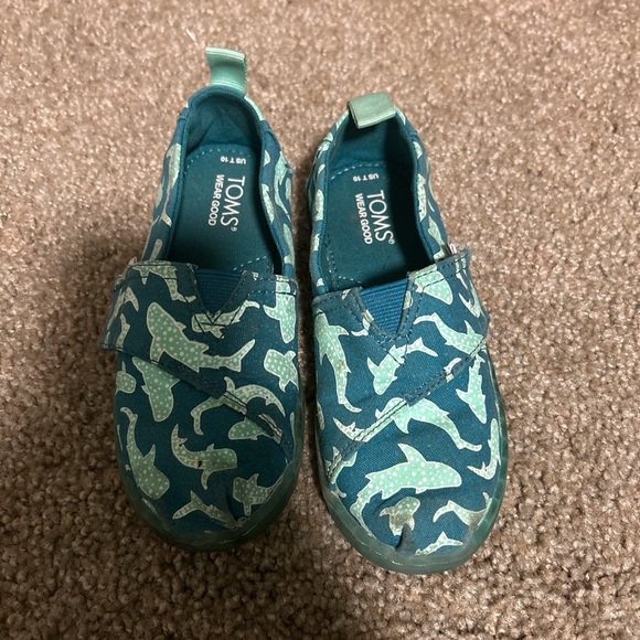 TOMS Kids Blue Shark Print Shoes size 10 - Picture 1 of 3